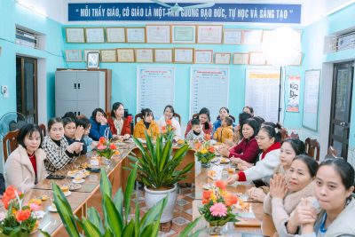 Đảng ủy – HĐND – UBND – UBMTTQ Phường Thiên Trường Tặng hoa Chúc mừng Trường mầm non Mỹ Trung nhân Kỷ niệm 43 năm Ngày Nhà giáo Việt Nam 20/11/1982- 20/11/2025)