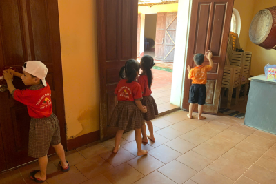 ĐOÀN THANH NIÊN TRƯỜNG MẦM NON MỸ TRUNG PHỐI HỢP CÙNG NHÀ TRƯỜNG TỔ CHỨC CHĂM SÓC ĐÌNH ĐÔNG KHÊ TRẠI